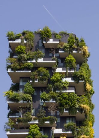 image immeuble avec nombreuses plantes sur les balcons