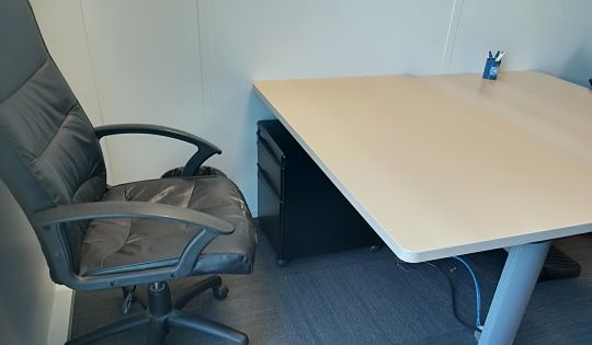 image de vide-bureau professionnel avec fauteuil tiroir table bureau