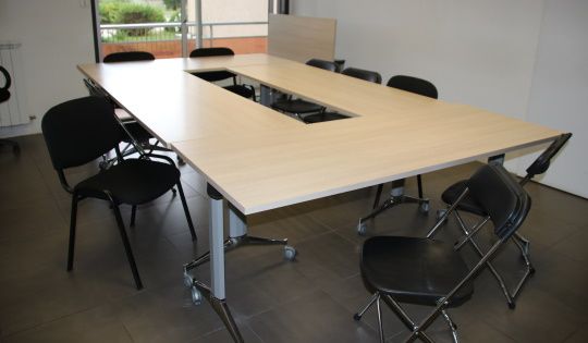 image de vide-bureau professionnel avec table de reunion chaise fenetre
